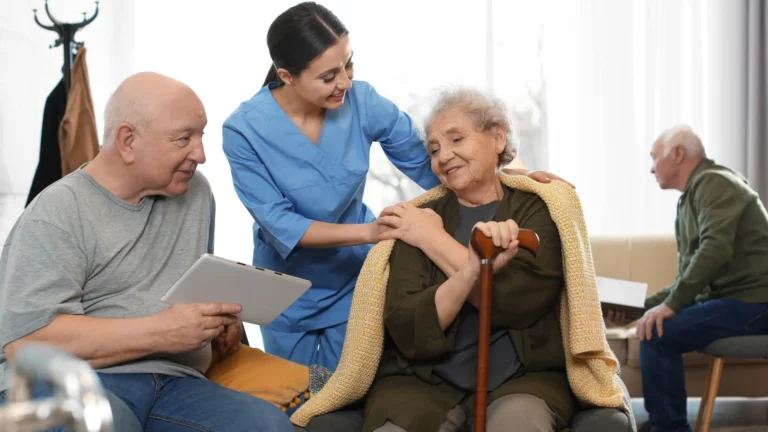 ผู้สูงอายุเริ่มมีสัญญาณแบบนี้หรือยัง? 5 เหตุผลที่ควรมีผู้ดูแลคอยช่วยดูแลใกล้ชิด