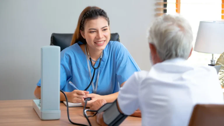 พาผู้สูงอายุไปหาหมอที่ไหนดี? รวมทางเลือกปลอดภัยสำหรับครอบครัวยุคใหม่