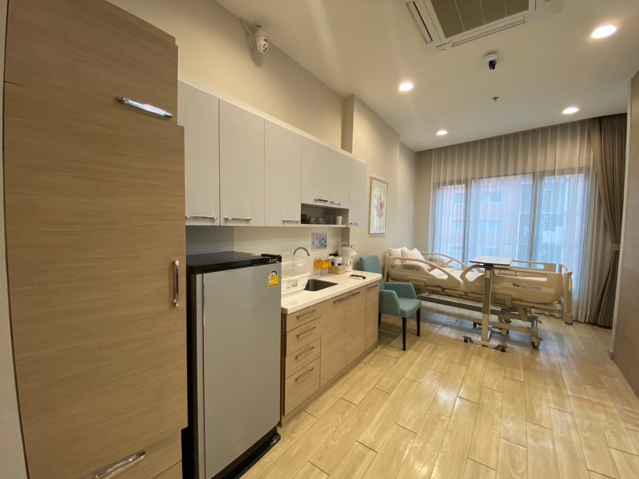 5 วิธีเลือกศูนย์ฟื้นฟูผู้ป่วยโรคหลอดเลือดสมอง (Stroke) ฟื้นตัวไวภายใน Golden Period ให้กลับมาเดินได้อีกครั้ง 2 ห้องพักผู้ป่วยหลอดเลือดสมอง พร้อมเตียงไฟฟ้ามาตรฐานโรงพยาบาล
